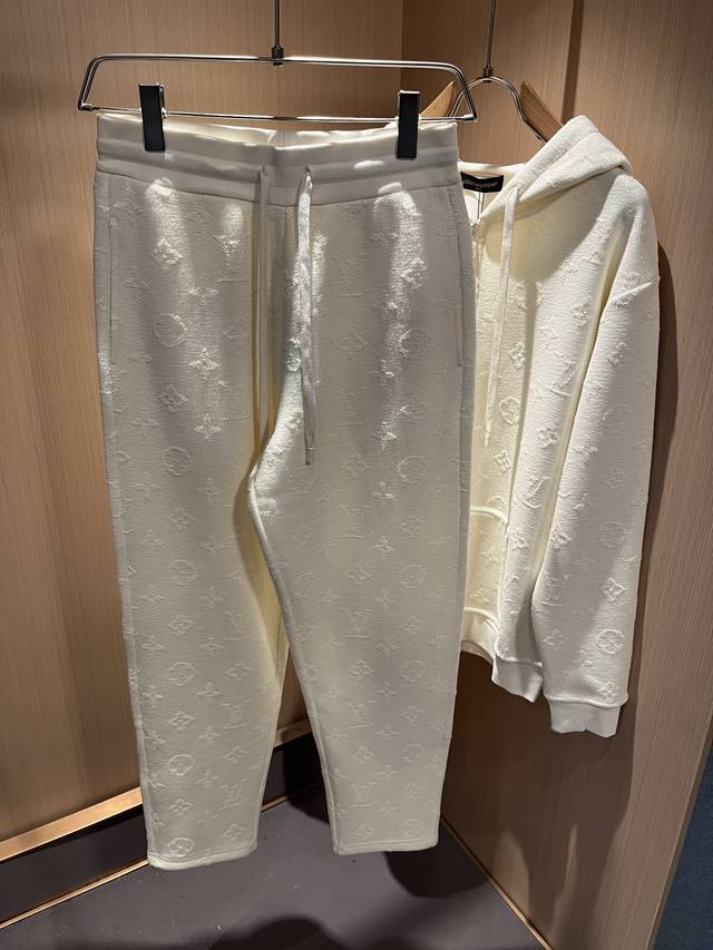 Louis Vuit*On 路易家族 2025秋冬新款Monogram系列！男女同款套装！路易家族的新高端，细节品质永远的那么完美无瑕，创意设计层出不穷。今年秋