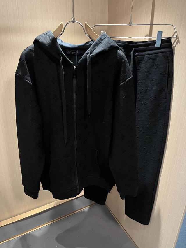 Louis Vuit*On 路易家族 2025秋冬新款Monogram系列！男女同款套装！路易家族的新高端，细节品质永远的那么完美无瑕，创意设计层出不穷。今年秋