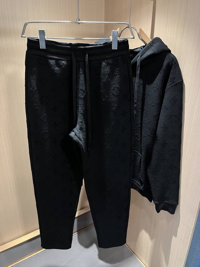 Louis Vuit*On 路易家族 2025秋冬新款Monogram系列！男女同款套装！路易家族的新高端，细节品质永远的那么完美无瑕，创意设计层出不穷。今年秋