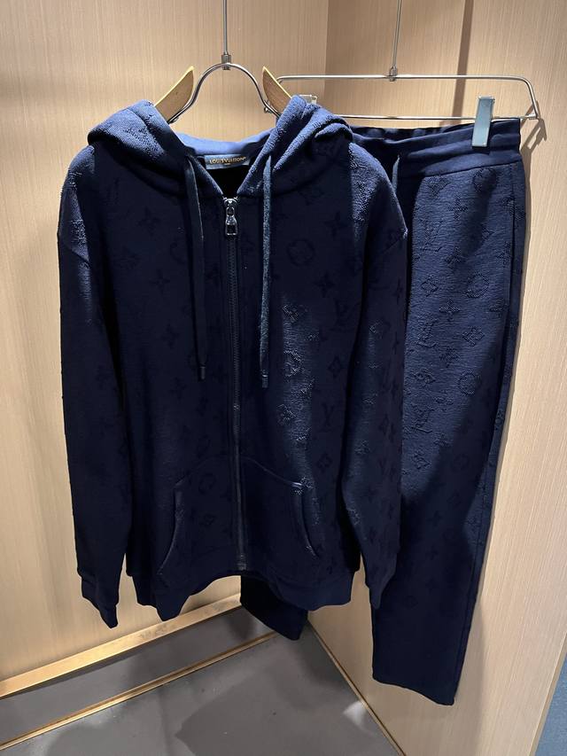 Louis Vuit*On 路易家族 2025秋冬新款Monogram系列！男女同款套装！路易家族的新高端，细节品质永远的那么完美无瑕，创意设计层出不穷。今年秋