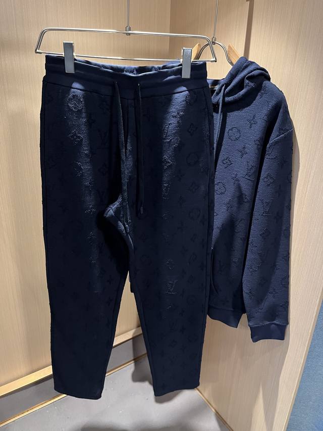 Louis Vuit*On 路易家族 2025秋冬新款Monogram系列！男女同款套装！路易家族的新高端，细节品质永远的那么完美无瑕，创意设计层出不穷。今年秋