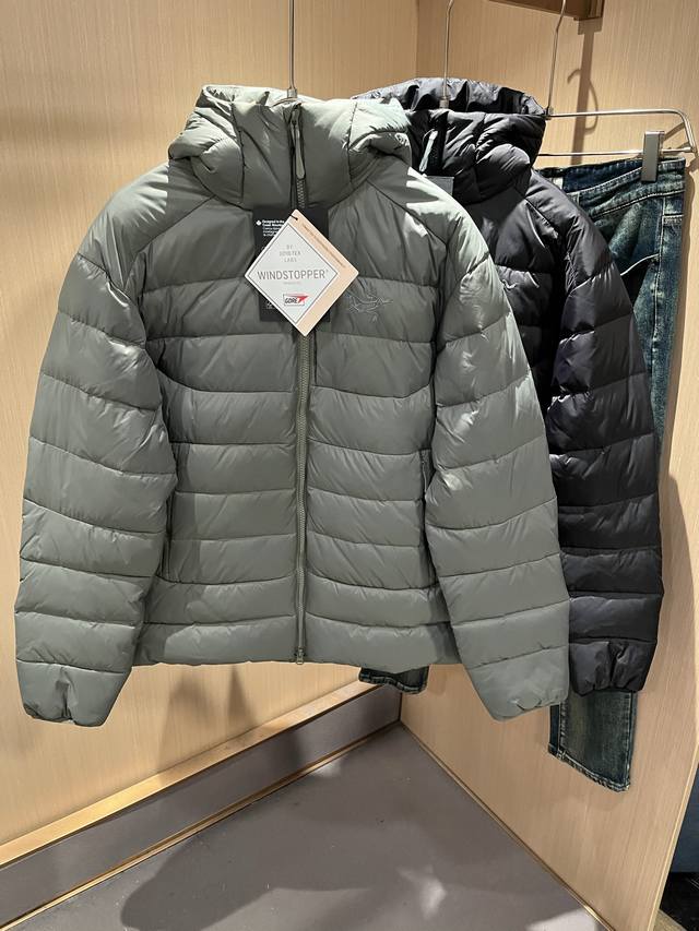 Arcter*X始*祖鸟 2025秋冬新款羽绒夹克外套，户外品牌可能大家第一想到的就是加拿大鹅、始祖鸟。给人一种标签试的感觉！除了在款式设计上颇有造诣之外，最明