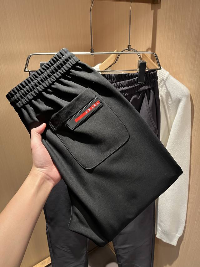 pra*Da普*达 2025秋冬新款男士休闲裤，高端品质之选 一款松紧腰抽绳休闲卫裤兼备的百搭裤装，也是男士衣橱里不可缺少的搭配神器，属于实穿型的经典款式！整条