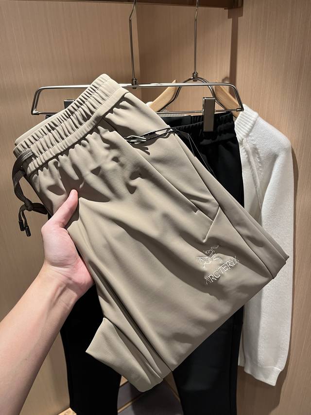 Arcter*X始*祖鸟 2025秋冬新款休闲运动风格休闲裤，户外品牌可能大家第一想到的就是加拿大鹅、始祖鸟。给人一种标签试的感觉！除了在款式设计上颇有造诣之外