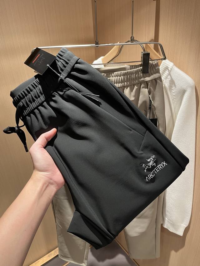 Arcter*X始*祖鸟 2025秋冬新款休闲运动风格休闲裤，户外品牌可能大家第一想到的就是加拿大鹅、始祖鸟。给人一种标签试的感觉！除了在款式设计上颇有造诣之外