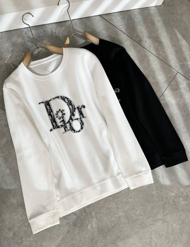 Dio*迪家 2025秋冬新款男女同款长袖打底衫，专柜同步发售！定制专属260克纯棉面料，定制原版工艺螺纹，胸前Logo图案压胶工艺设计！简约大方，从容百搭，档