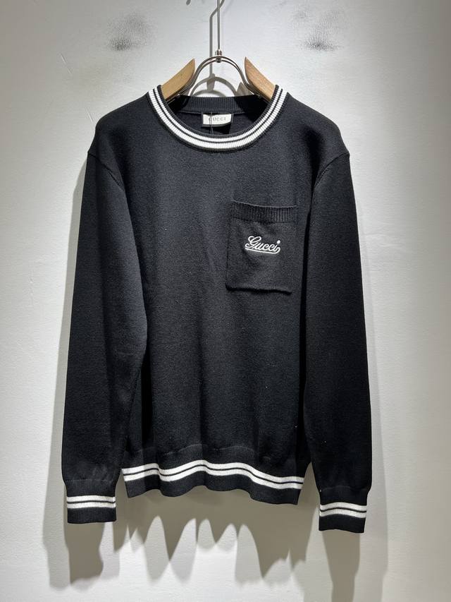 Guc*I 古家 2025秋冬新款男女同款 针织羊毛衫，胸前标志Logo刺绣设计！贸易公司渠道稀出，同步官网发售！G家秋冬系列情侣毛衣上线，设计经典配色钩织设计