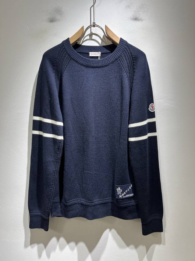 Moncl*R蒙*口 2025秋冬男女同款情侣款最新的贸易订单针织羊毛衫，全品相！！网红款！工艺采用针织羊毛钩织，袖子简单Mon标识Logo徽章设计！不僵硬，整