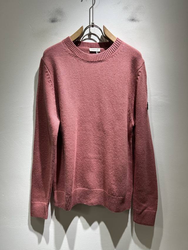 Moncl*R蒙*口 2025秋冬男女同款情侣款最新的贸易订单针织羊毛衫，全品相！！网红款！工艺采用针织羊毛钩织，袖子简单Mon标识Logo徽章设计！不僵硬，整