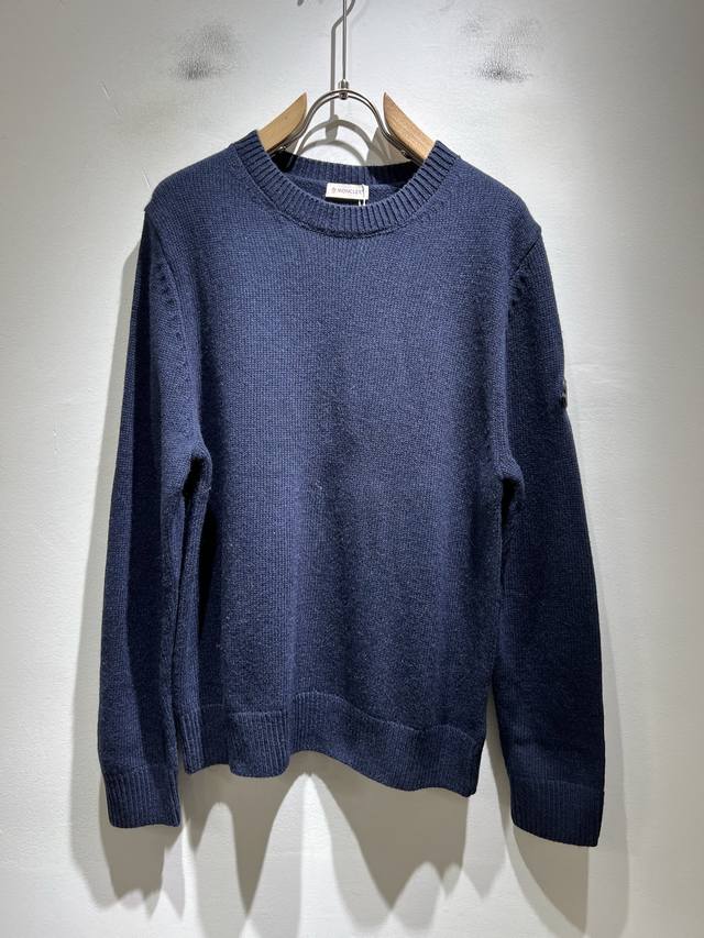 Moncl*R蒙*口 2025秋冬男女同款情侣款最新的贸易订单针织羊毛衫，全品相！！网红款！工艺采用针织羊毛钩织，袖子简单Mon标识Logo徽章设计！不僵硬，整