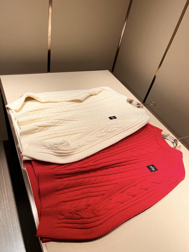 Alo 节日款系列！2025秋冬新款针织羊毛衫， 圣诞红今年的专柜新品， 春节，爆款！ 最新时尚潮流效果,时尚新韵味，元素及现代潮流的高街风格融合一起的“天官之