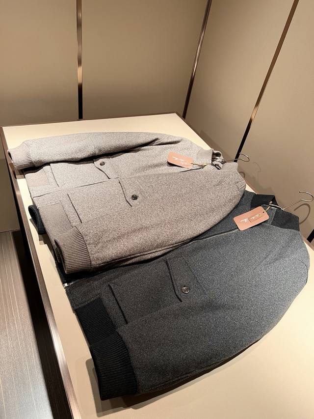 Loro piana诺悠翩雅 2025秋冬新款男女同款 羊毛羽绒服外套，贸易公司渠道稀出，同步官网发售！秋冬系列情侣羽绒上线，此款羽绒甄选客供进口95%白鸭绒材