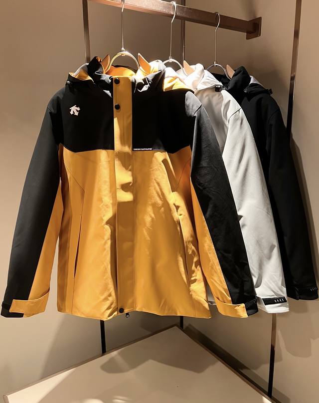 迪桑特Descente，2025秋冬新款男女棉服夹克外套，自1935年荣耀至今的专业运动品牌。80余年来，始终坚持“Design That Moves” 以设计
