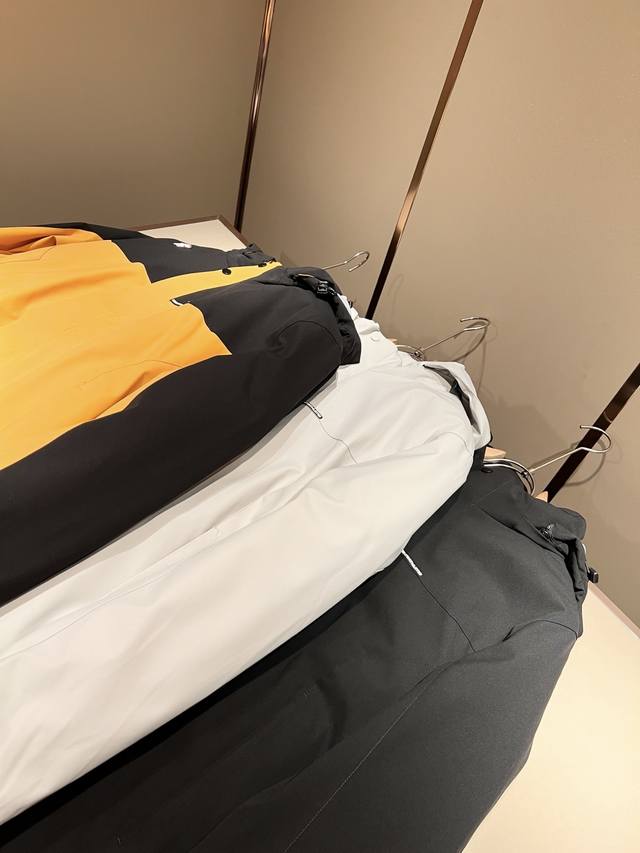 迪桑特Descente，2025秋冬新款男女棉服夹克外套，自1935年荣耀至今的专业运动品牌。80余年来，始终坚持“Design That Moves” 以设计