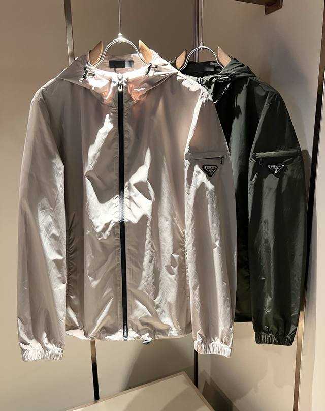 prad*A普*达2025秋冬休闲夹克外套，最新时尚休闲拉链夹克，时尚夹克外套此款夹克外套选用了p家专业定制的轻薄科技面料制成，表面整洁光滑且富有光泽，质感透过