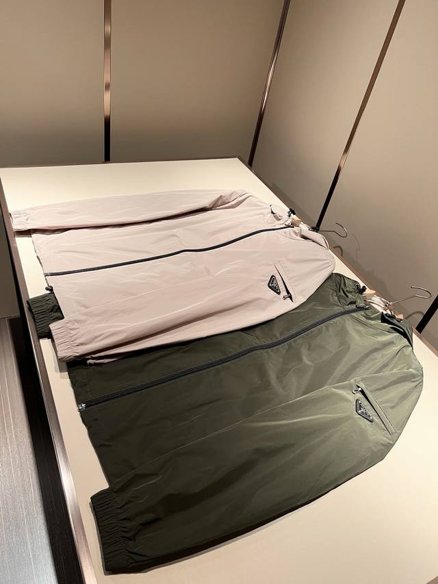 prad*A普*达2025秋冬休闲夹克外套，最新时尚休闲拉链夹克，时尚夹克外套此款夹克外套选用了p家专业定制的轻薄科技面料制成，表面整洁光滑且富有光泽，质感透过