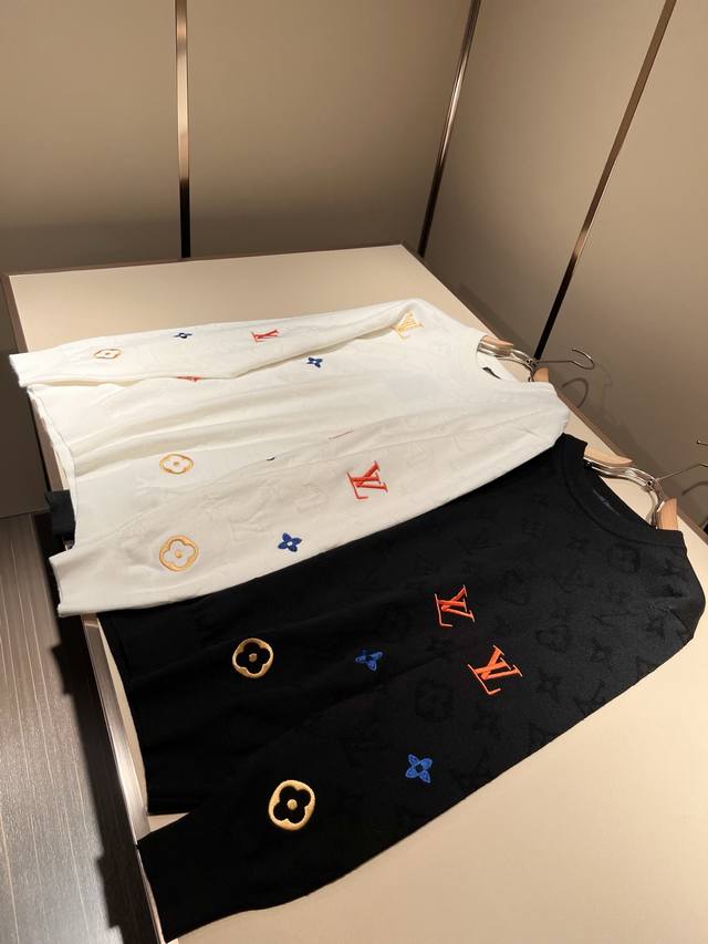 Louis Vuit*On 2025秋冬路易家族轻奢针织羊毛衫！男女同款装饰！ 路易家族的新高端，细节品质永远的那么完美无瑕，创意设计层出不穷。今年秋冬季节没有