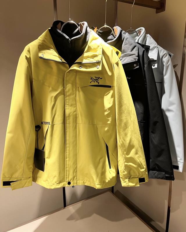 Arcter*X始*祖鸟 两件套！2025秋冬新款男士冲锋衣夹克外套，内胆摇粒绒拆卸一两穿！户外品牌可能大家第一想到的就是加拿大鹅、始祖鸟。给人一种标签试的感觉