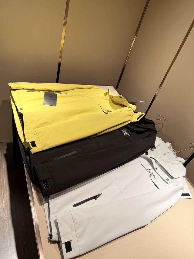 Arcter*X始*祖鸟 两件套！2025秋冬新款男士冲锋衣夹克外套，内胆摇粒绒拆卸一两穿！户外品牌可能大家第一想到的就是加拿大鹅、始祖鸟。给人一种标签试的感觉