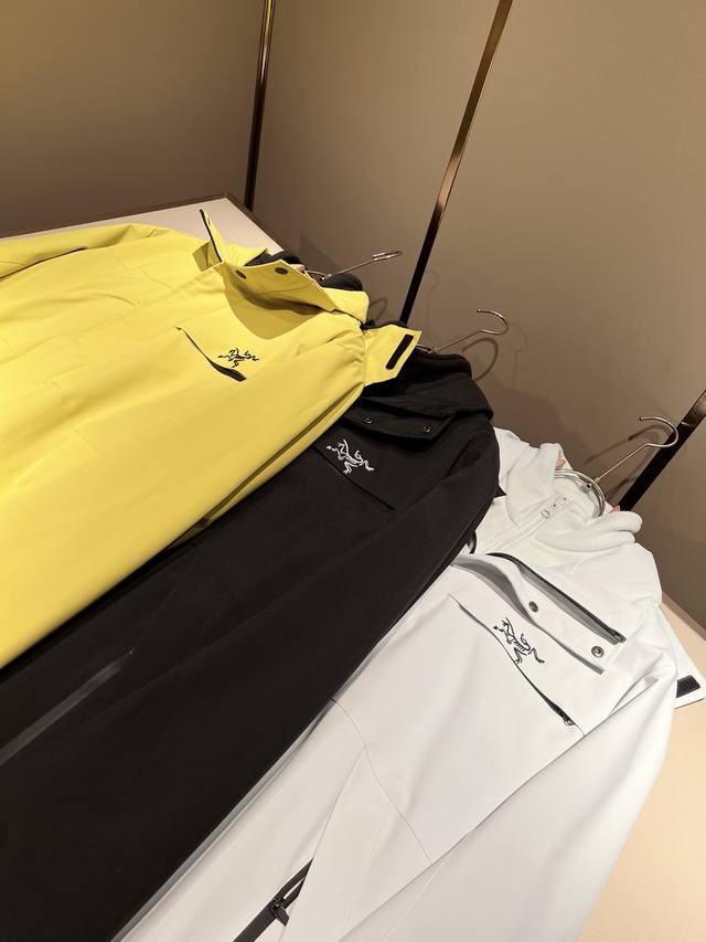 Arcter*X始*祖鸟 两件套！2025秋冬新款男士冲锋衣夹克外套，内胆摇粒绒拆卸一两穿！户外品牌可能大家第一想到的就是加拿大鹅、始祖鸟。给人一种标签试的感觉