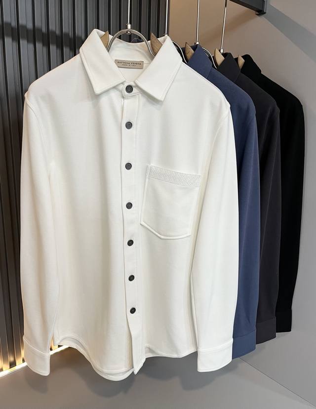 Bottegavene*A宝*嘉 2025秋冬新款男士衬衣,,这是今年目前为止最牛批的一款纯色高品质面料!!!衣身Logo口袋皮革设计!光是这些就足够吊打市面上 Bottegavene*A宝*嘉 2025秋冬新款男士衬衣,,这是今年目前为止最牛批的一款纯色高品质面料!!!衣身Logo口袋皮革设计!光是这些就足够吊打市面上