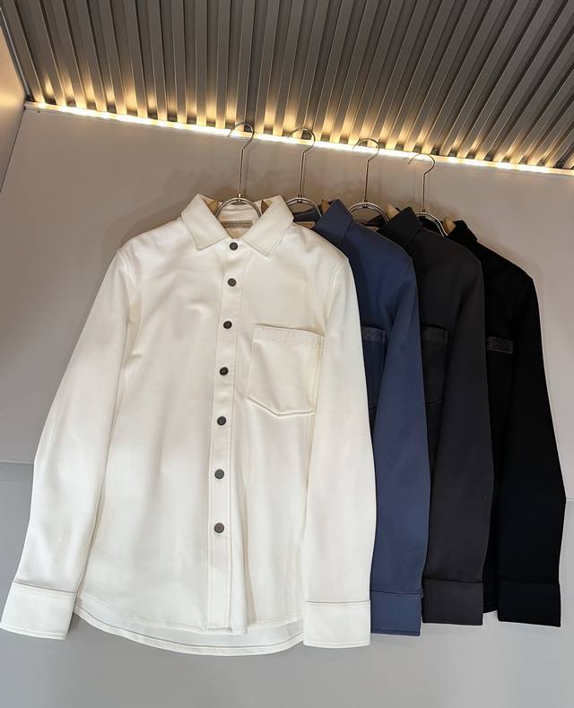 Bottegavene*A宝*嘉 2025秋冬新款男士衬衣,,这是今年目前为止最牛批的一款纯色高品质面料!!!衣身Logo口袋皮革设计!光是这些就足够吊打市面上 Bottegavene*A宝*嘉 2025秋冬新款男士衬衣,,这是今年目前为止最牛批的一款纯色高品质面料!!!衣身Logo口袋皮革设计!光是这些就足够吊打市面上