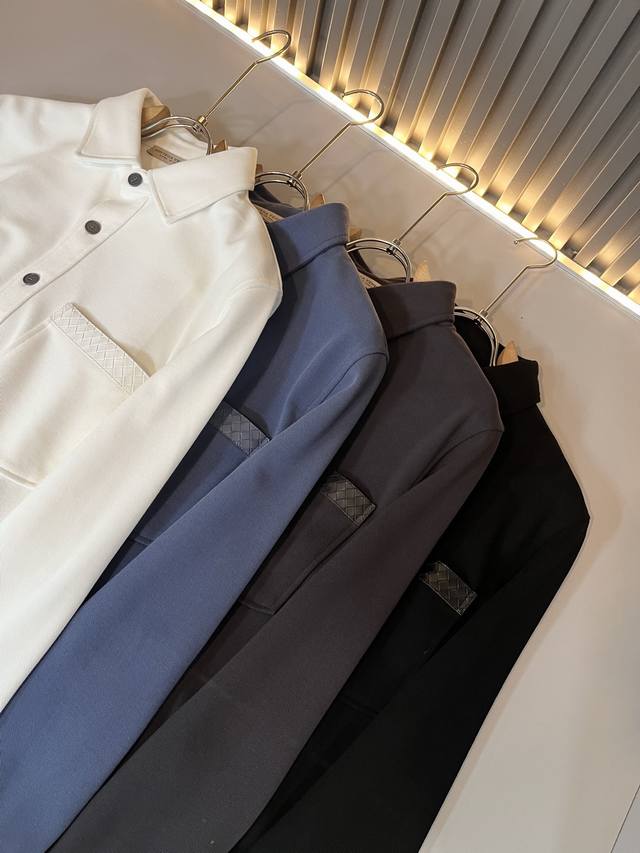 Bottegavene*A宝*嘉 2025秋冬新款男士衬衣,,这是今年目前为止最牛批的一款纯色高品质面料!!!衣身Logo口袋皮革设计!光是这些就足够吊打市面上 Bottegavene*A宝*嘉 2025秋冬新款男士衬衣,,这是今年目前为止最牛批的一款纯色高品质面料!!!衣身Logo口袋皮革设计!光是这些就足够吊打市面上