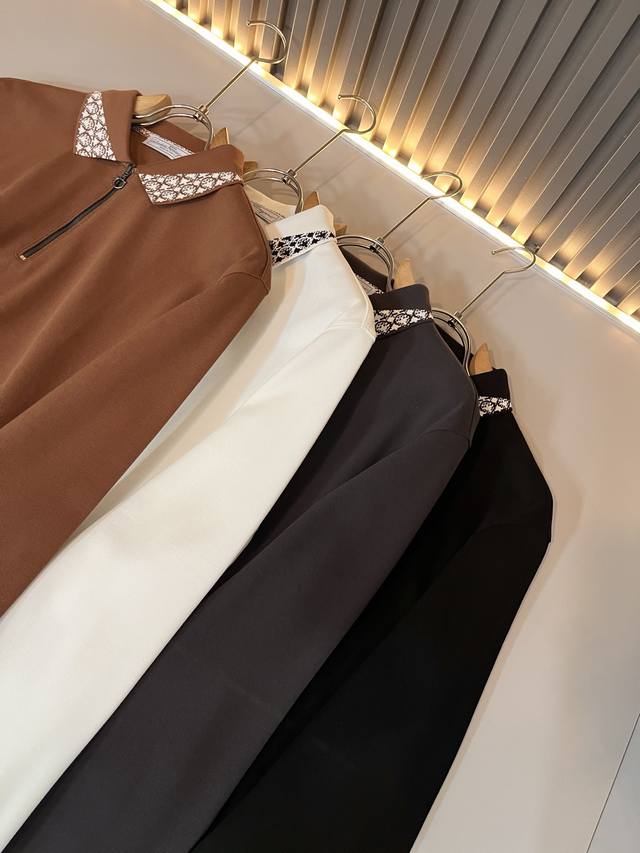 Ferraga*Mo菲拉*慕 2025秋冬新款polo衫，采用进口专属珠地棉面料！！简单菲拉*慕Logo标志拉链设计！代表品牌形象 简洁舒适的款式，线条感粗细均