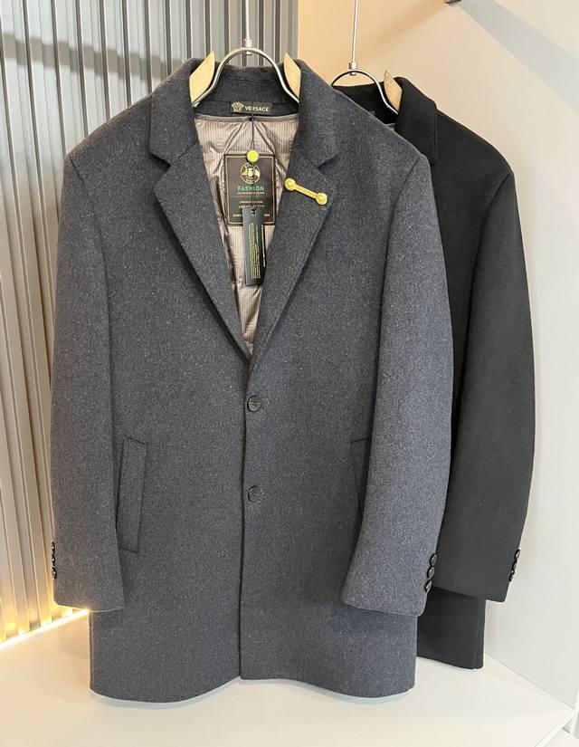 Vers*Ce 范*哲 2025秋冬新品原单假两件羊毛呢大衣夹克外套，Vers*Ce 范*哲 贸易公司渠道 产品 值的推荐毛衣 ，美杜莎Logo图像五金设计！装