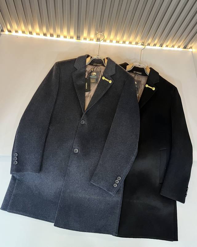 Vers*Ce 范*哲 2025秋冬新品原单假两件羊毛呢大衣夹克外套，Vers*Ce 范*哲 贸易公司渠道 产品 值的推荐毛衣 ，美杜莎Logo图像五金设计！装