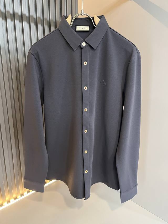 Guc*I 古家 2025秋季新款男士长袖衬衣，贸易公司渠道稀出，同步官网发售！G家系列情侣上线，胸前Logo图案刺绣设计！面料透气有一定的自重感，定制原版进口
