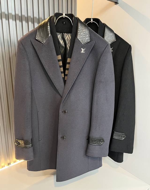 Louisvuit*路易*登 2025秋冬最新羊毛呢中长款大衣外套，贸易公司渠道稀出，同步官网发售！2025 年全新系列单品上线，胸前设计五金标识Logo五金修