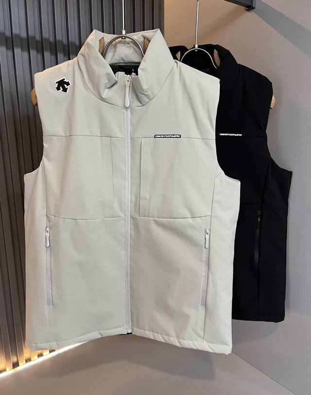 迪桑特Descente，2025秋冬新款男女棉服同款马甲，自1935年荣耀至今的专业运动品牌。80余年来，始终坚持“Design That Moves” 以设计