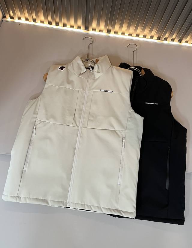 迪桑特Descente，2025秋冬新款男女棉服同款马甲，自1935年荣耀至今的专业运动品牌。80余年来，始终坚持“Design That Moves” 以设计