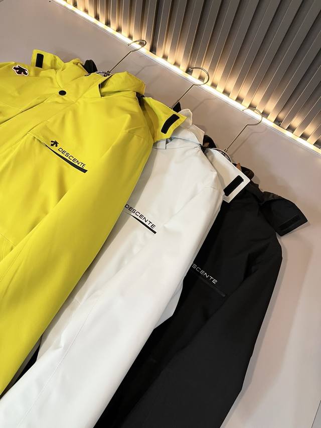 迪桑特Descente 两件套！2025秋冬新款男女同款夹克外套，自1935年荣耀至今的专业运动品牌。80余年来，始终坚持“Design That Moves”