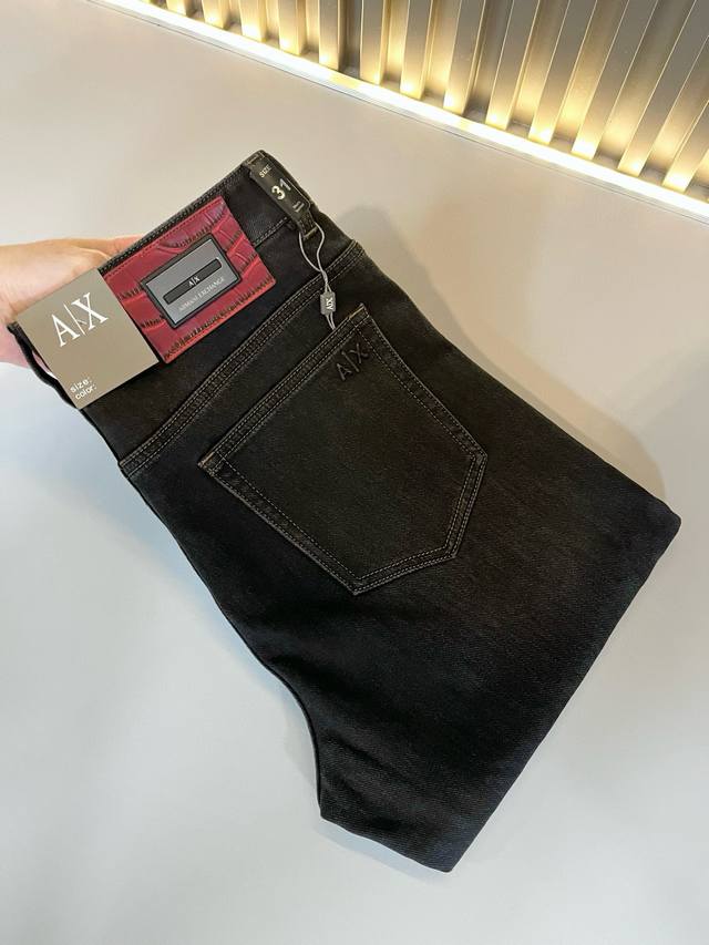 Arman阿*尼2025秋冬新款男士小直筒牛仔裤，贸易公司订单！官网同步 经典之作很好搭配衣服哦 怎么穿都很有味道 原版进口复古牛仔布面料 柔软手感 真正的低调