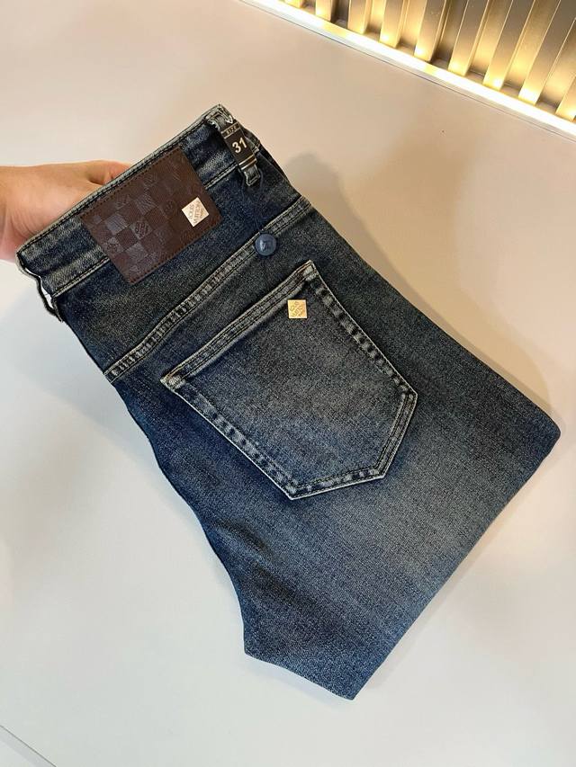 Louis Vuitto*路易*登2025秋冬新款男士经典水洗小直筒牛仔长裤。绝佳的上身性能，百搭之选，超值性价比分享！！作为男生简约元素经典搭配，路遇路易经典
