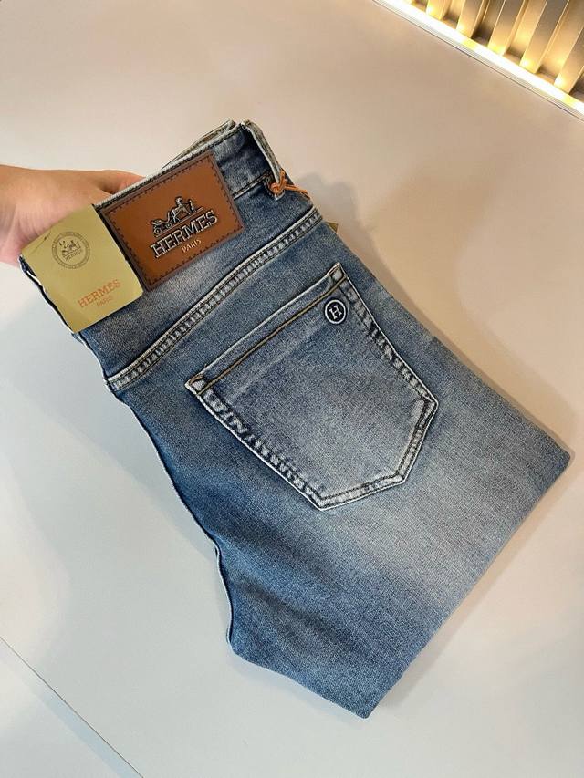 Herm*S 爱*仕 2025秋冬男士高端丹宁水洗小直筒牛仔裤 海外贸易公司渠道订单 ！男士修身直筒牛仔裤！上海恒隆店在售！高级、简约，工艺和用料方面都颇为考究