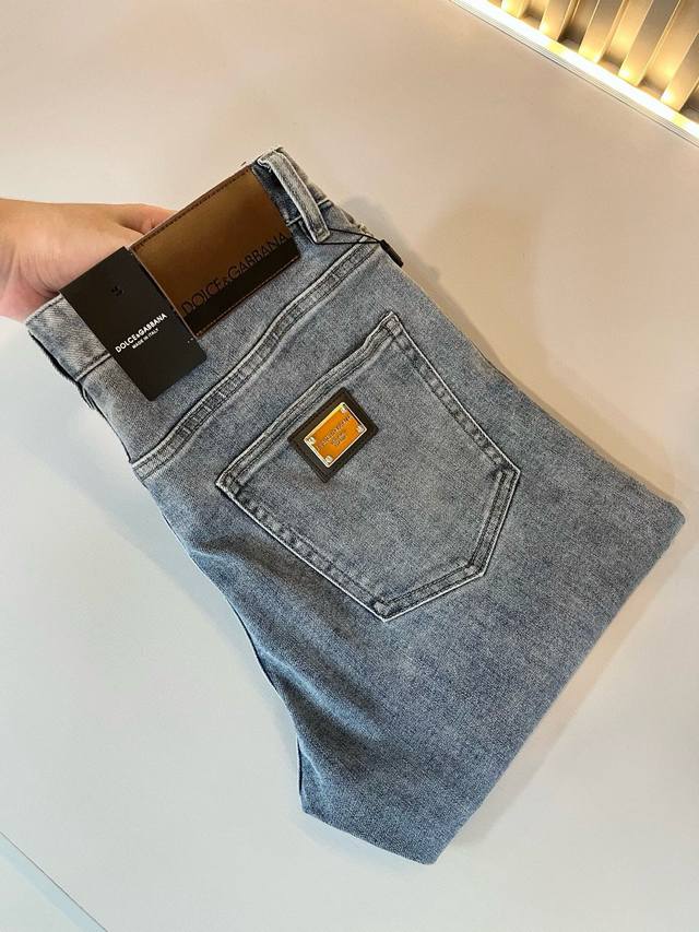 Dolce & 杜嘉*纳 2025秋冬新品牛仔裤，水洗处理自然不易变形脱色、立体剪裁完美塑形面料质舒适柔软随意搭配、舒适代表它对时尚休闲的诠释是Dg一贯作风 细