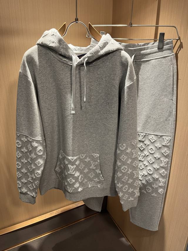 Louis Vuit*On 路易家族 2025秋冬新款套装，轻奢休闲套装，男女同款装饰！路易家族的新高端，细节品质永远的那么完美无瑕，创意设计层出不穷。今年秋冬