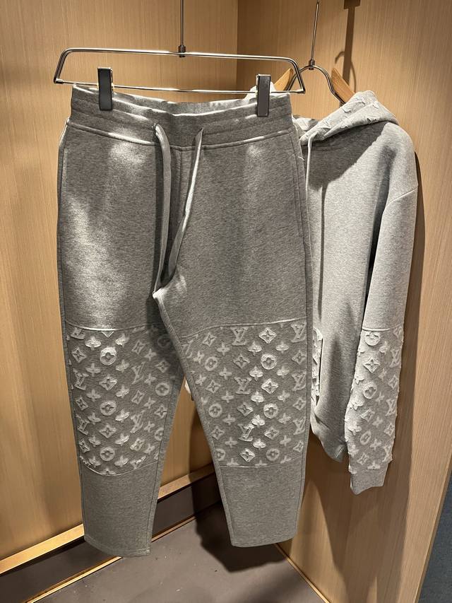 Louis Vuit*On 路易家族 2025秋冬新款套装，轻奢休闲套装，男女同款装饰！路易家族的新高端，细节品质永远的那么完美无瑕，创意设计层出不穷。今年秋冬