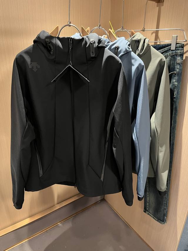 迪桑特Descente 2025秋冬新款男女同款夹克外套，自1935年荣耀至今的专业运动品牌。80余年来，始终坚持“Design That Moves” 以设计