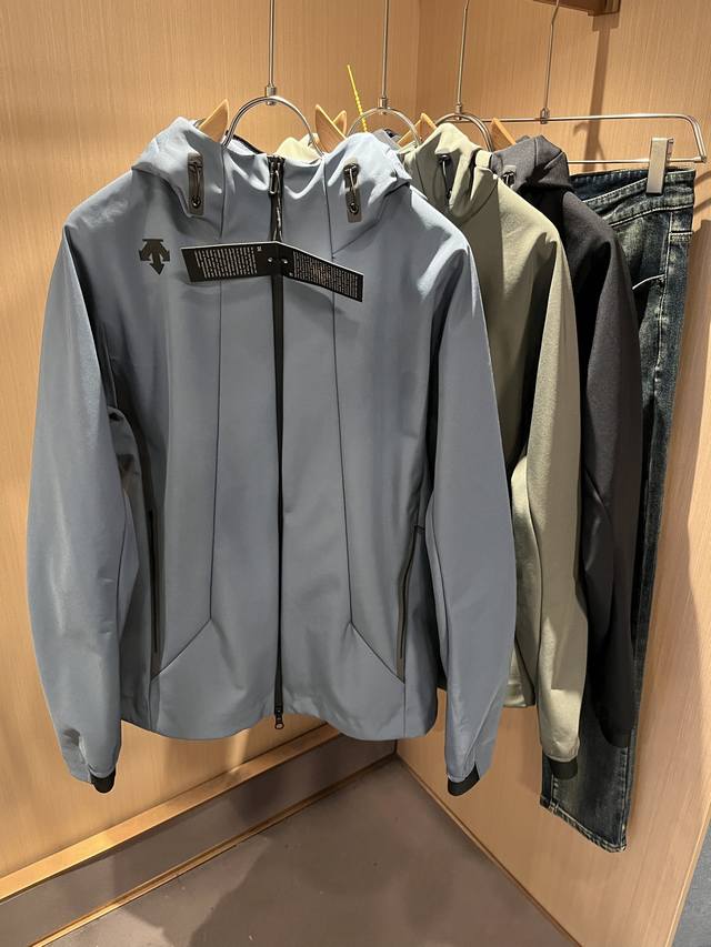 迪桑特Descente 2025秋冬新款男女同款夹克外套，自1935年荣耀至今的专业运动品牌。80余年来，始终坚持“Design That Moves” 以设计