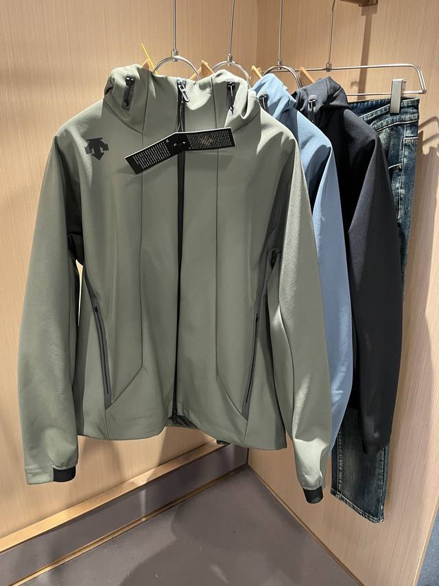 迪桑特Descente 2025秋冬新款男女同款夹克外套，自1935年荣耀至今的专业运动品牌。80余年来，始终坚持“Design That Moves” 以设计