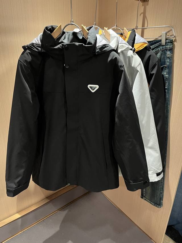 prad*A普*达2025秋冬休闲棉服夹克外套，最新时尚休闲拉链夹克，时尚夹克外套此款夹克外套选用了p家专业定制的轻薄科技面料制成，表面整洁光滑且富有光泽，质感