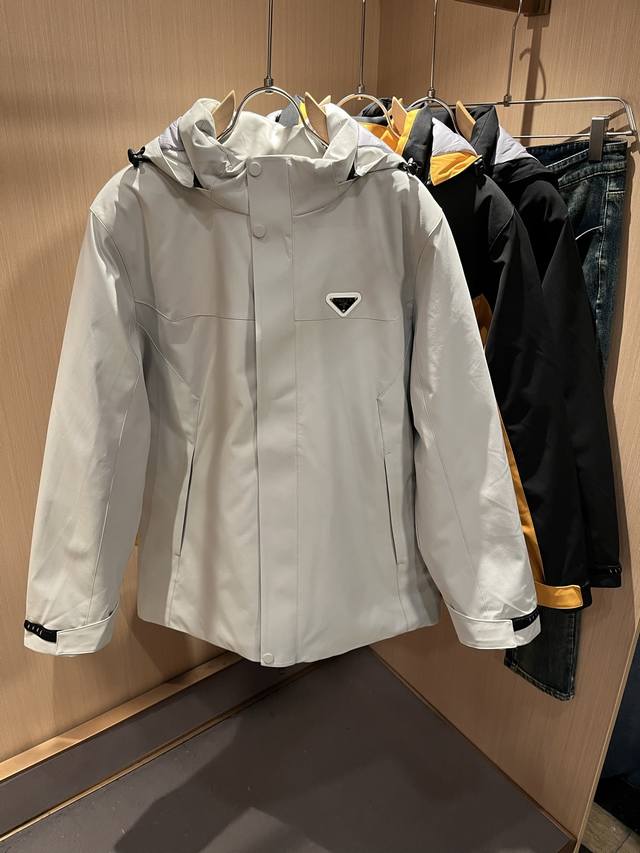 prad*A普*达2025秋冬休闲棉服夹克外套，最新时尚休闲拉链夹克，时尚夹克外套此款夹克外套选用了p家专业定制的轻薄科技面料制成，表面整洁光滑且富有光泽，质感
