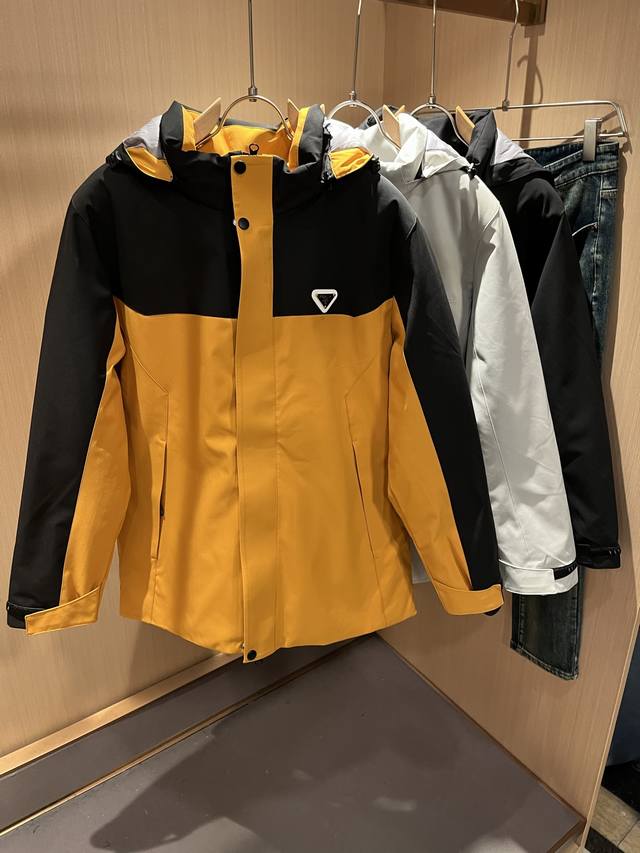 prad*A普*达2025秋冬休闲棉服夹克外套，最新时尚休闲拉链夹克，时尚夹克外套此款夹克外套选用了p家专业定制的轻薄科技面料制成，表面整洁光滑且富有光泽，质感