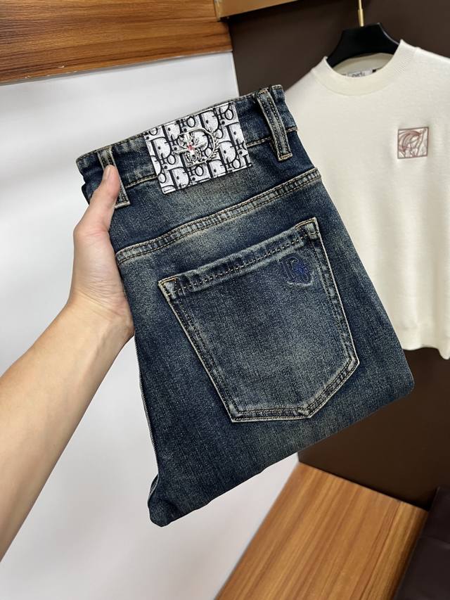 迪奥 2025秋季新品 欧洲站男士商务休闲牛仔裤 当商务遇上休闲，当经典碰撞时尚，2025年秋季，我们为您带来全新欧洲站男士商务休闲牛仔裤！ 精选高品质面料，柔