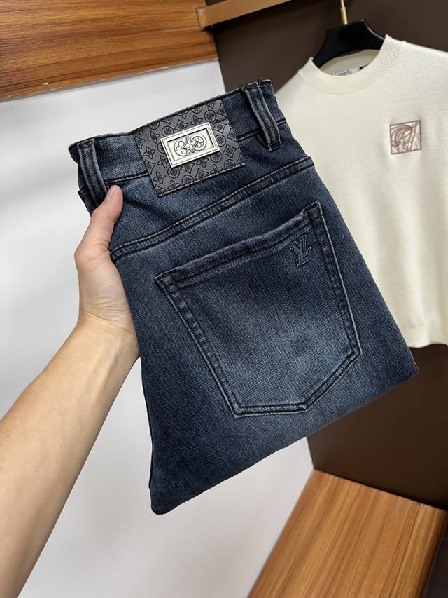 Lv 2025秋季新品 欧洲站男士商务休闲牛仔裤 当商务遇上休闲，当经典碰撞时尚，2025年秋季，我们为您带来全新欧洲站男士商务休闲牛仔裤！ 精选高品质面料，柔