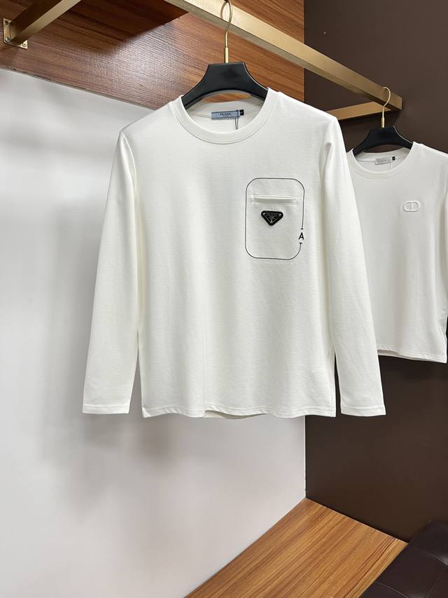 普拉达 2025秋冬专柜新款 时尚休闲打底衫长袖T恤，精选进口高密度双面拉架棉面料，精致原版Logo打造，舒适性与透气性兼优，柔软抗皱弹性和垂性极佳，无论是单穿
